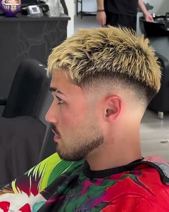 Κοντό κούρεμα με ξανθές άκρες και skin fade, προφίλ